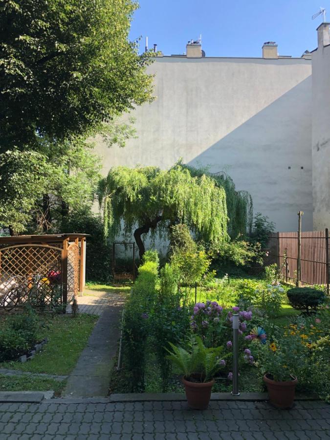 Studio Z Ogrodem Przy Starej Zajezdni Krakov Exteriér fotografie